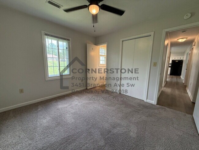 Building Photo - 1103 Lakeview Pl