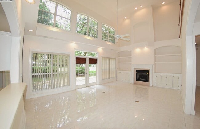 Building Photo - Executive Lakeview Home in Gated Windward Community!