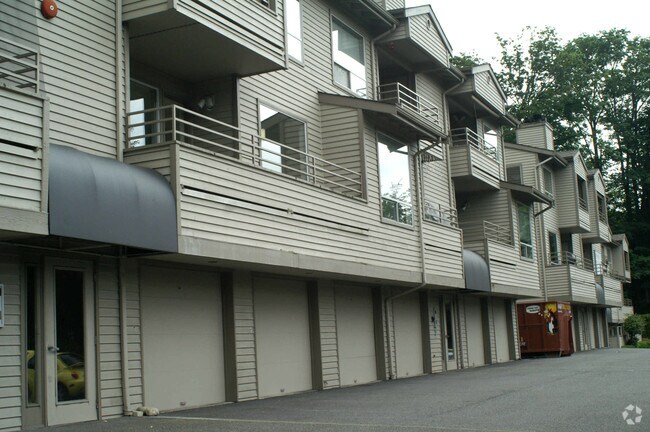 Building Photo - Newport On The Park