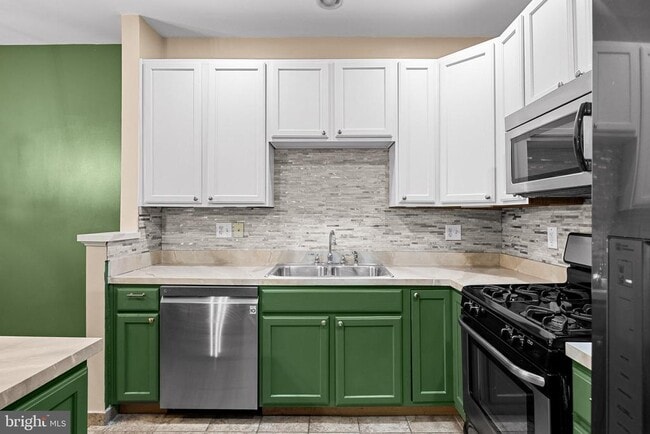 Building Photo - 81 Sassafras Dr