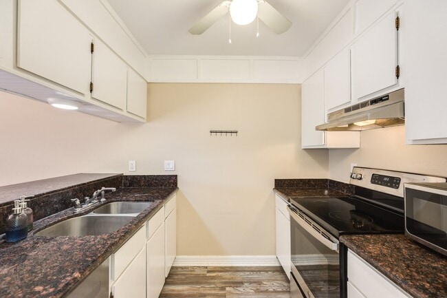 Building Photo - 7140 N Holiday Dr