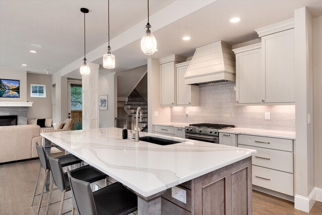 Building Photo - Furnished Home - Move in Ready!
