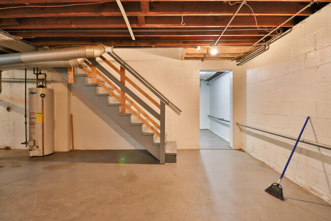 Building Photo - 831 N Raynor Ave