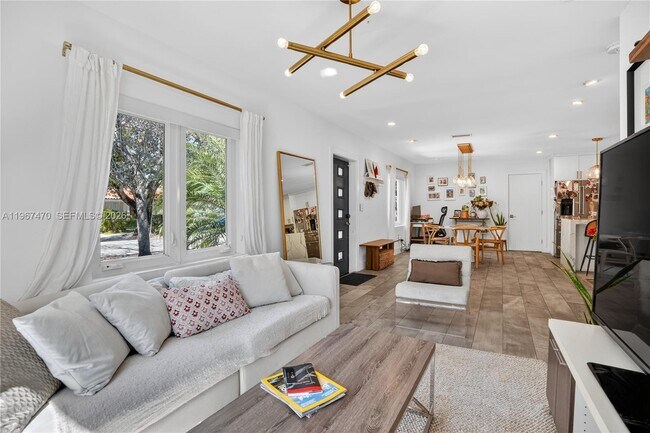 Building Photo - 837 Alberca St