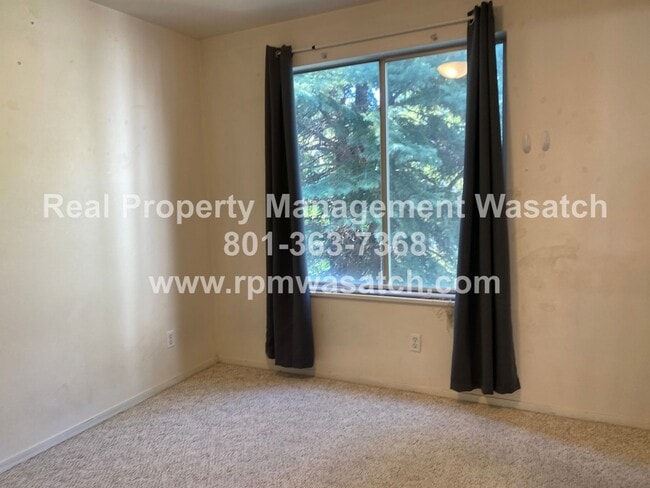 Building Photo - Charming 3 Bedroom 2 Bathroom Downtown Condo!