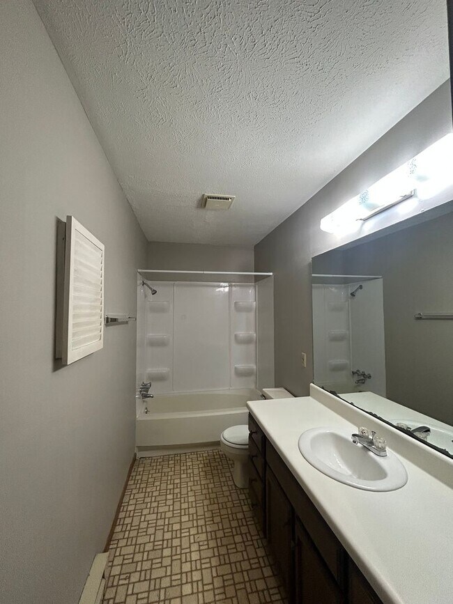 Building Photo - 60 Ironwood Ct