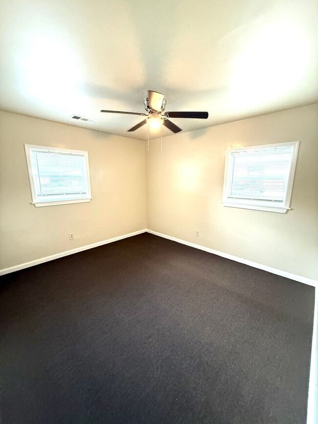 Building Photo - ** 3 Bed 1 Bath located in Chisholm ** Cal...