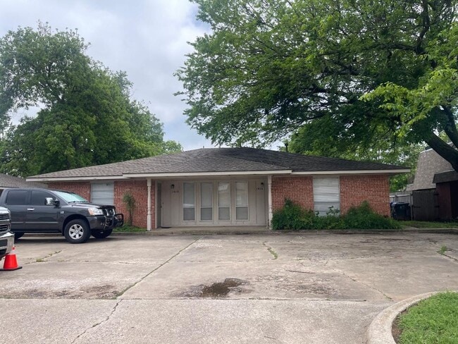 Primary Photo - ADORABLE 2 BEDROOM 1 BATHROOM DUPLEX