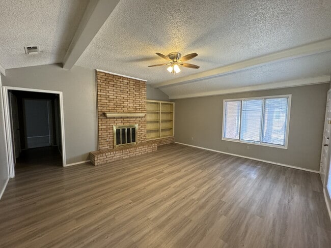 Building Photo - Stunning Duplex West Of Milwaukee & Minutes From Shadow Hills Golf Course!