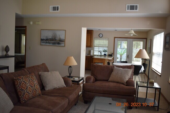 Living area - 3126 Station Ct