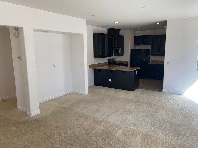 Building Photo - Beautiful 3Bed/3Bath/2Car corner lot home located in the guard gated Tuscany Community