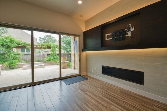 Building Photo - 5911 Vineyard Creek Ln