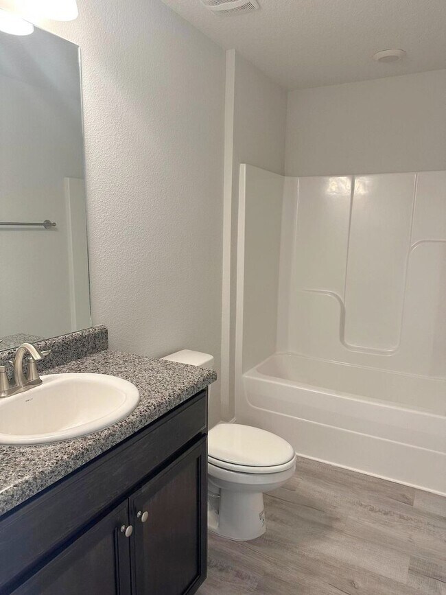 Building Photo - Spacious 5-Bedroom with Community pool in Crestview!