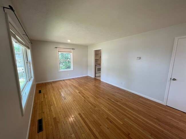 Building Photo - The Little Bungalow of Your Dreams Near East Bay! 2BR / 1BA Long-Term Rental