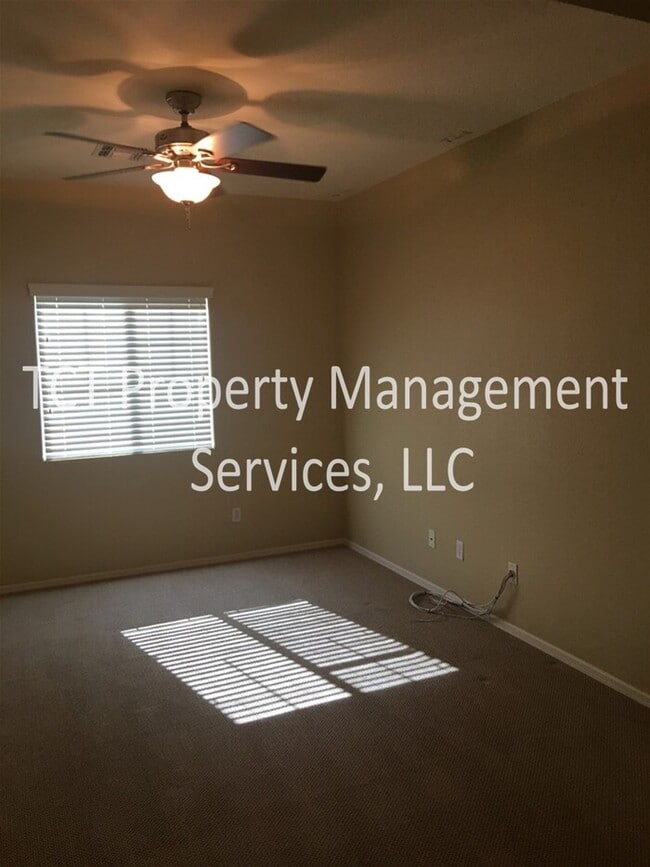 Building Photo - Upgraded Beautiful 3 bedroom 2.5 bath townhouse in The Cottages