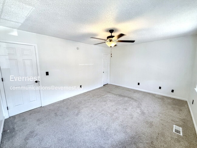 Building Photo - 2227 Cheshire Dr