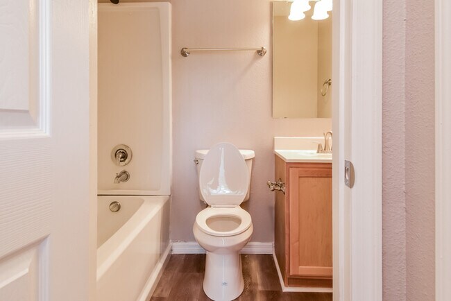 Building Photo - Inviting Two-Story Home in Ruskin	, FL