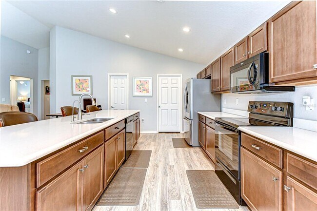 Building Photo - 6731 Castle Green Pl