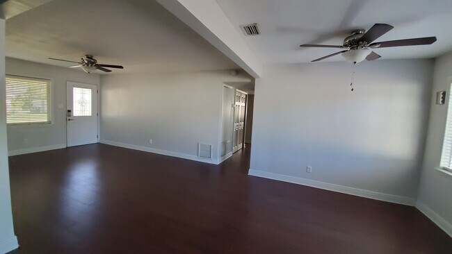 Building Photo - Updated 3 Bedroom 2 Bath Home