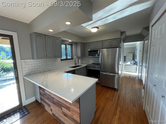 Building Photo - 1253 Bamford St