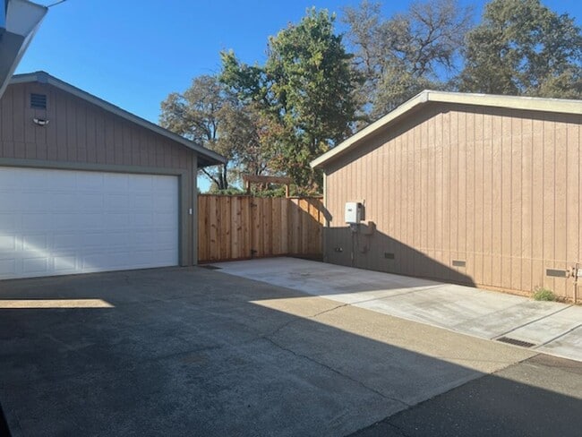 Building Photo - Modern Auburn Retreat—Fully Renovated 3BR ...