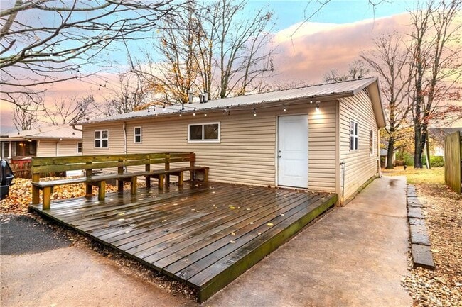 Building Photo - 328 S Duncan Ave