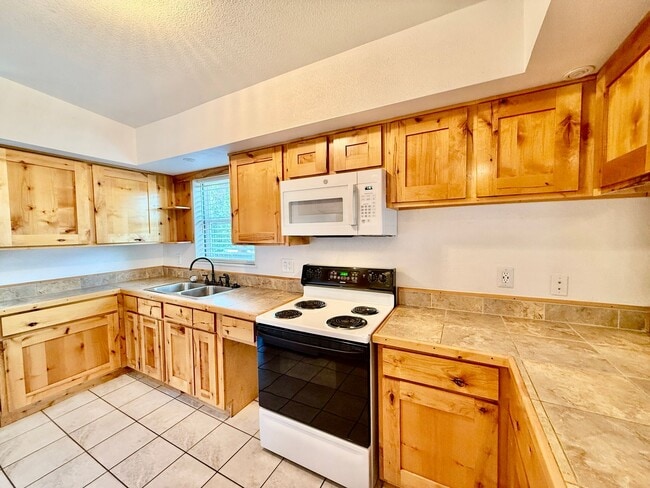 Building Photo - Charming 2-Bed Home in Middle Shooks Run — Utilities Included