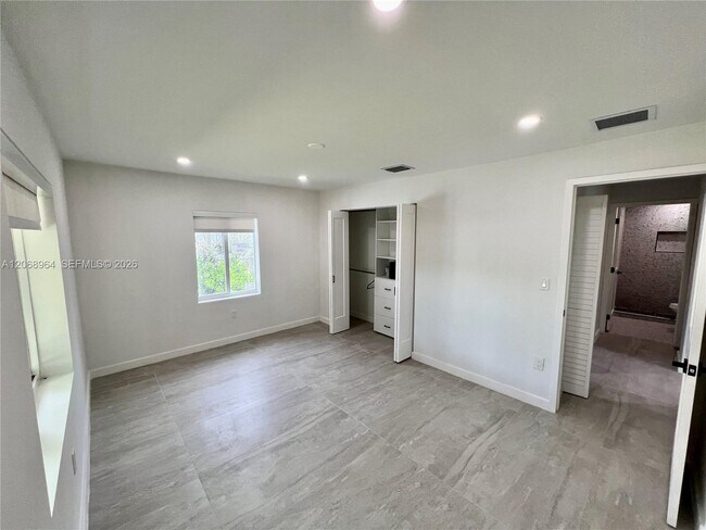 Building Photo - 850 NE 127th St