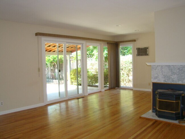Building Photo - 14976 Ridgetop Dr