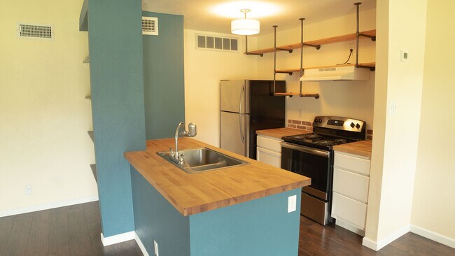 Building Photo - 1601 Faro Dr