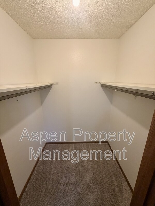 Building Photo - 740 Westwinds Dr