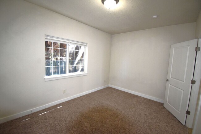 Building Photo - 1-Bedroom in Gated Community!