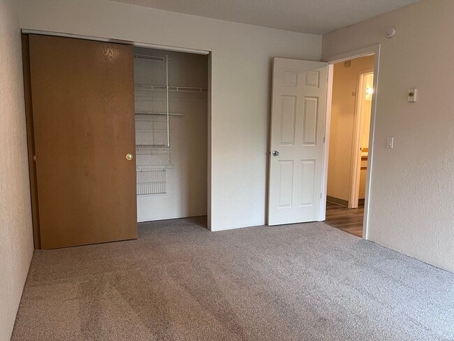 Building Photo - Comfy Habitat Condo in Central Federal Way!