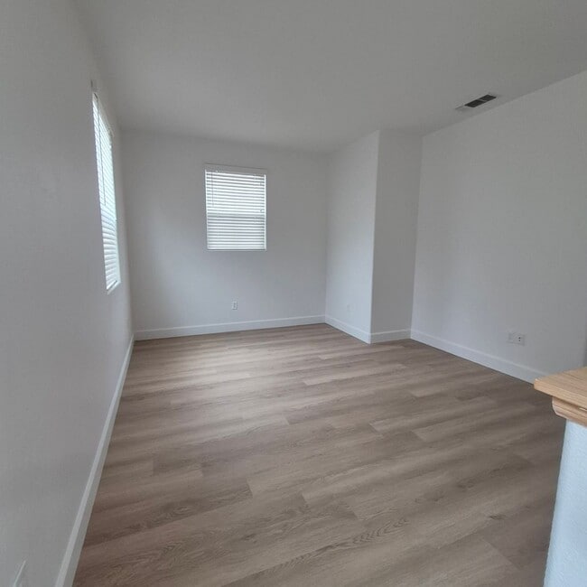 Building Photo - Natomas Home available for Speedy Move in.