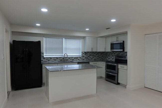 Building Photo - 2630 SW 49th Ct