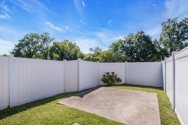 Building Photo - 2031 Hemlock Dr