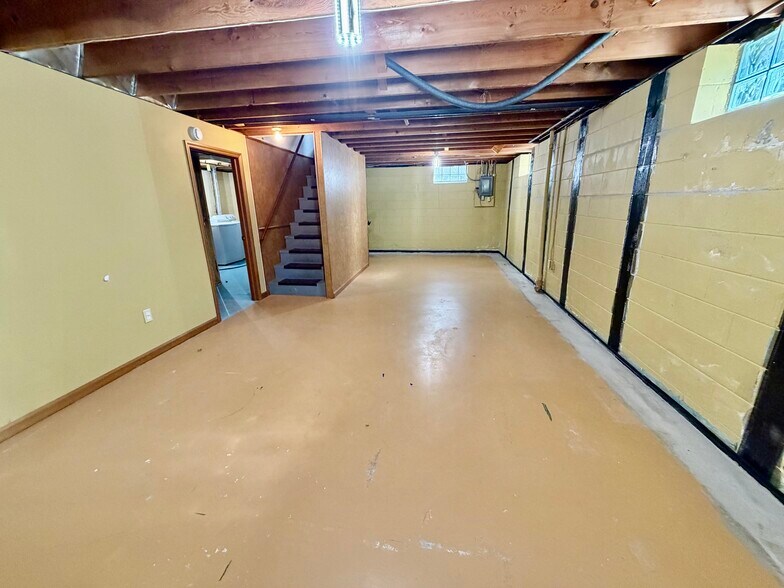 Building Photo - 2098 Sherwood Ave