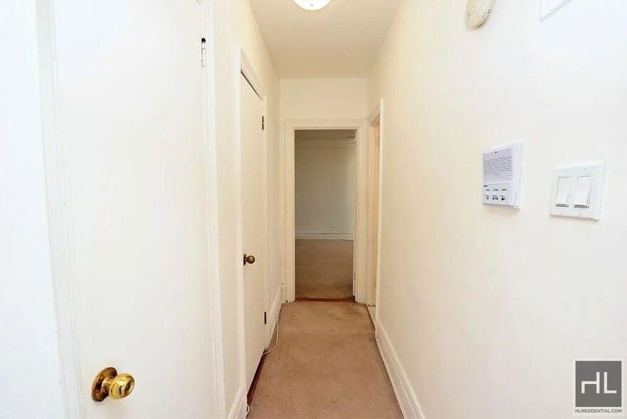 Building Photo - 43 AVENUE