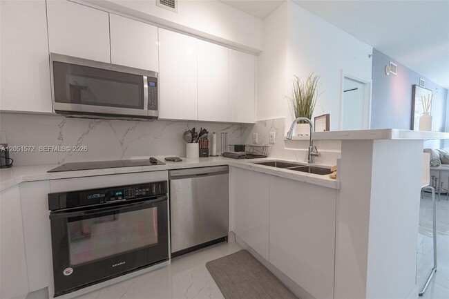 Building Photo - 335 S Biscayne Blvd