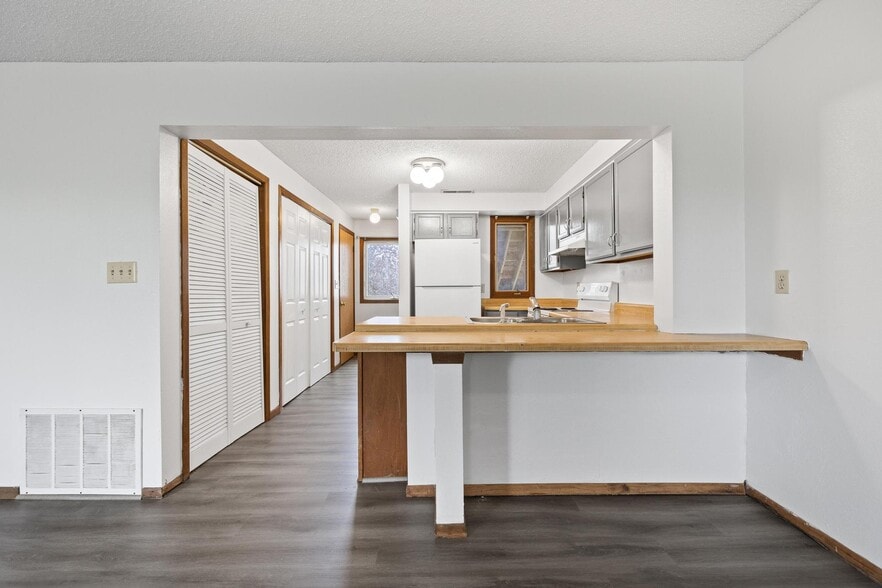 Building Photo - 740 Westwinds Dr