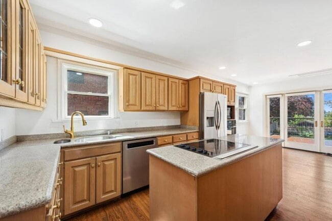 Building Photo - 5 bedroom in Seattle WA 98199