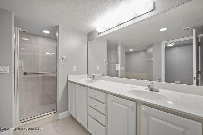 Building Photo - 551 Casa Bella Dr