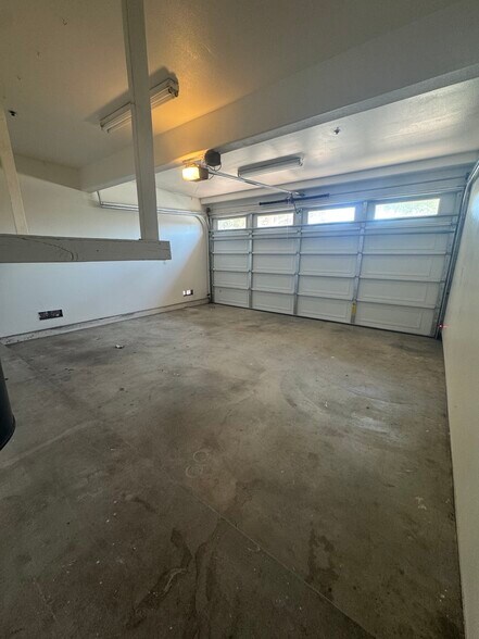 Building Photo - 1600 Perkins Ln