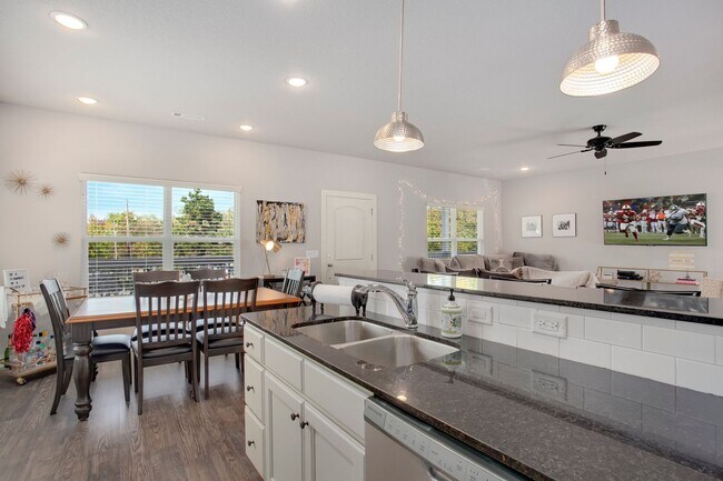 Building Photo - *$500 GIFT CARD With 12 Month Lease* Whith...