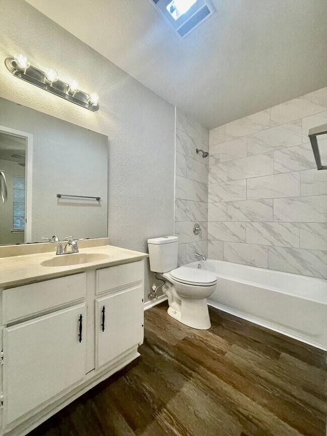 Building Photo - 101/103 Lockhart St.