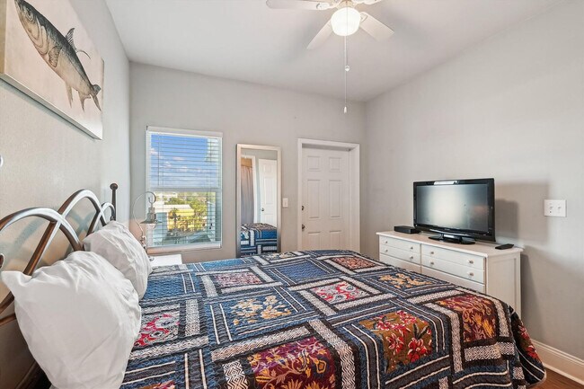 Building Photo - 9800 S Thomas Dr
