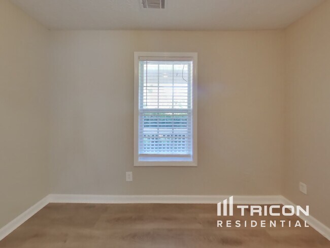 Building Photo - 280 Chestnut Dr