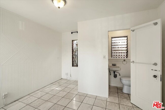 Building Photo - 715 N Harper Ave