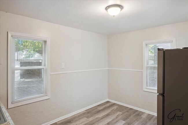 Building Photo - $1,200 -  3 bedroom Bungalow