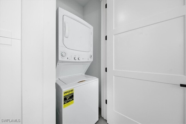 Building Photo - 3261 15th Ave SW